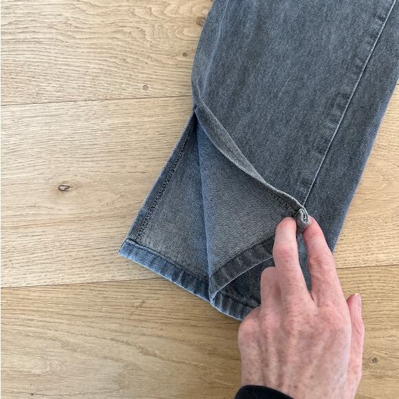 PrettyLittleThing - Split Ankle Straight Leg Jeans in Gray - Picture 2 of 5